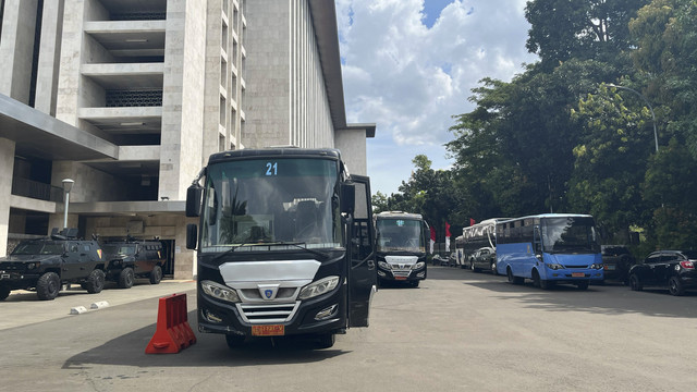 Sejumlah bus Paspampres terpakir menjelang pelaksaan Salat Idul Fitri di Masjid Istiqlal, Jakarta, Minggu (30/3/2025).  Foto: Alya Zahra/kumparan 