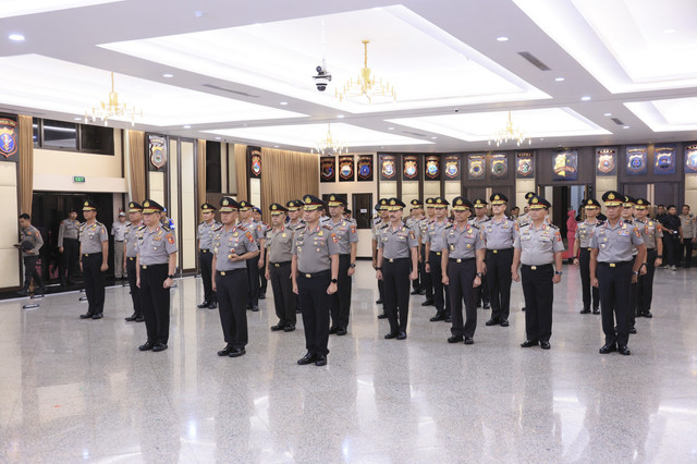 Kapolri Jenderal Listyo Sigit Prabowo memimpin upacara Korps Raport di Gedung Rupattama Mabes Polri, Jakarta, Minggu (30/3/2025). Foto: Dok. Polri