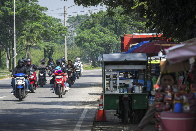 Pemudik bersepeda motor melintas di Jalan Raya Pantura, Tanjungpura, Karawang, Jawa Barat, Minggu (30/3/2025). Foto: Sulthony Hasanuddin/ANTARA FOTO 