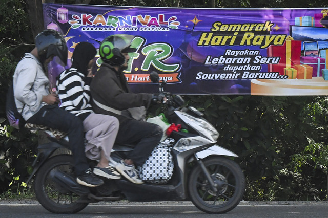 Pemudik bersepeda motor melintas di Jalan Raya Pantura, Tanjungpura, Karawang, Jawa Barat, Minggu (30/3/2025). Foto: Sulthony Hasanuddin/ANTARA FOTO 