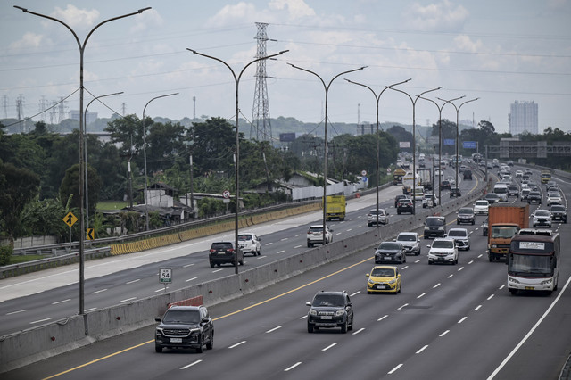 Sejumlah kendaraan melintas di Gerbang Tol Jakarta-Cikampek, Karawang, Jawa Barat, Minggu (30/3/2025). Foto: Fauzan/ANTARA FOTO