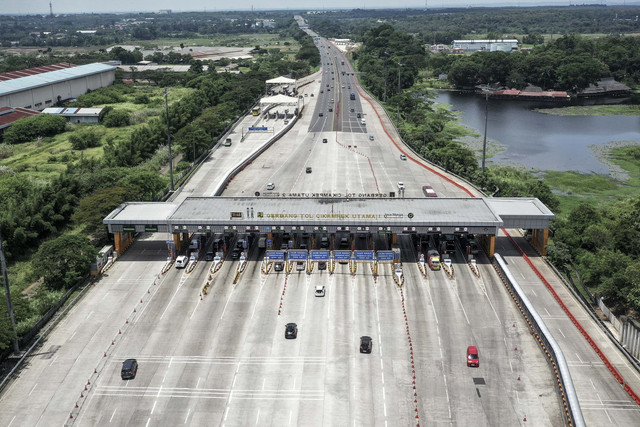 Foto udara sejumlah kendaraan melintasi Gerbang Tol Cikampek Utama, Karawang, Jawa Barat, Minggu (30/3/2025). Foto: Fauzan/ANTARA FOTO