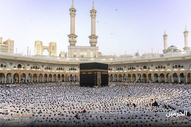 Umat Muslim melaksanakan Salat Idul Fitri di Masjidil Haram, Makkah, Arab Saudi, Minggu (30/3/3025). Foto: X/ @AlharamainSA