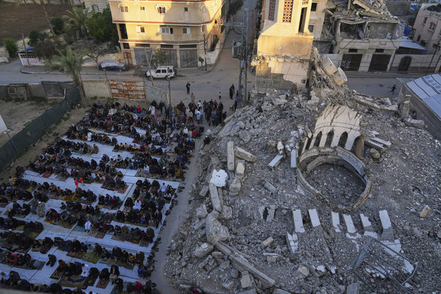 Umat Muslim melaksanakan Salat Idul Fitri 1446 Hijriah di Deir al-Balah, Jalur Gaza, Minggu (30/3/2025). Foto: Abdel Kareem Hana / AP Photo