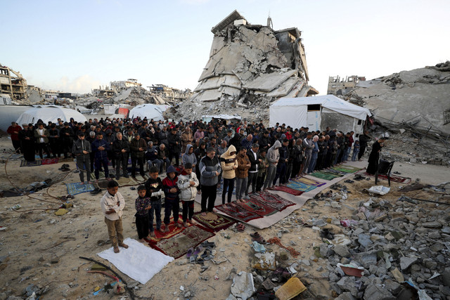 Umat Muslim Palestina melaksanakan salat Idul Fitri yang menandai berakhirnya bulan puasa Ramadan, di Jabalia, di Jalur Gaza utara, Minggu (30/3/2025). Foto: Mahmoud Issa/REUTERS