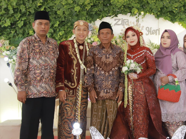 hasil jepretan sendiri: prosesi foto bersama keluarga saat menghadiri pernikahan di kabupaten Bojonegoro 