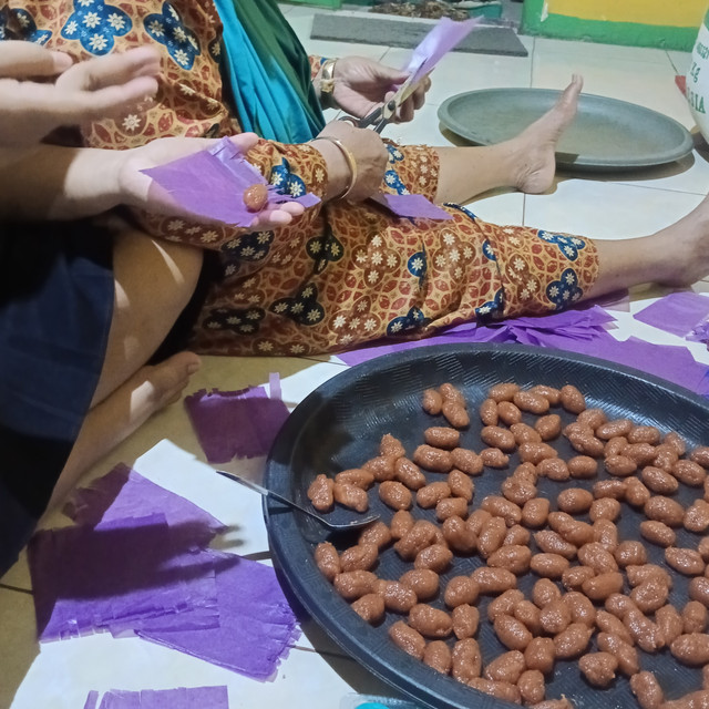 suasana membuat kue bersama-sama