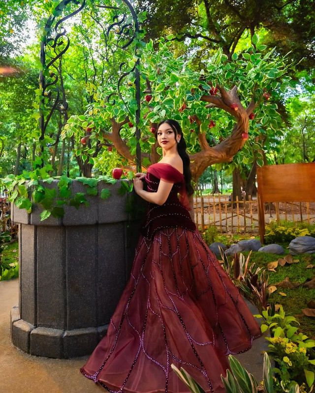 Gaya Naura Ayu Jadi Snow White Sehari Bergaun Merah Marun. Foto: @naura.ayu