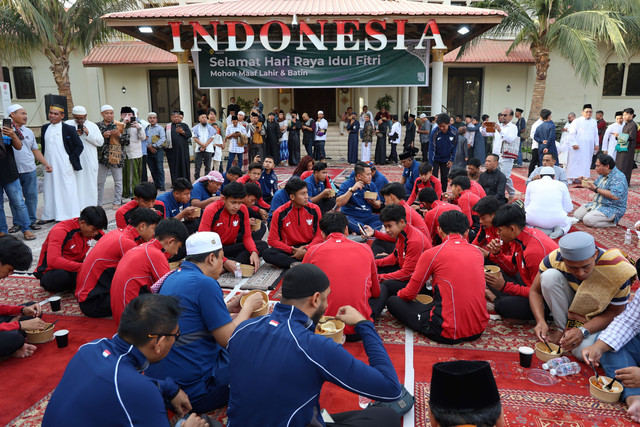 Timnas U-17 Indonesia rayakan Hari Raya Idul Fitri di KJRI Jeddah, Arab Saudi, pada Minggu (30/3) waktu setempat. Foto: KJRI Jeddah