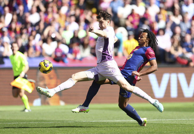 Pemain Girona Vladislav Krejci beraksi dengan pemain FC Barcelona Jules Kounde pada pertandingan Liga Spanyol antara  Barcelona vs Girona di Estadi Olimpic Lluis Companys, Barcelona, Spanyol, Minggu (30/3/2025). Foto: Albert Gea/REUTERS