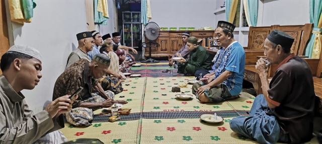Warga Desa Pasir Palembang saat takbiran keliling. Foto: Muhammad Zain/Hi!Pontianak