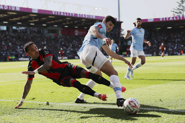 Pemain Manchester City Abdukodir Khusanov beraksi dengan pemain AFC Bournemouth Justin Kluivert pada pertandingan Piala FA antara AFC Bournemouth vs Manchester City di Stadion Vitality, Bournemouth, Inggris, Minggu (30/3/2025). Foto: Hannah McKay/REUTERS