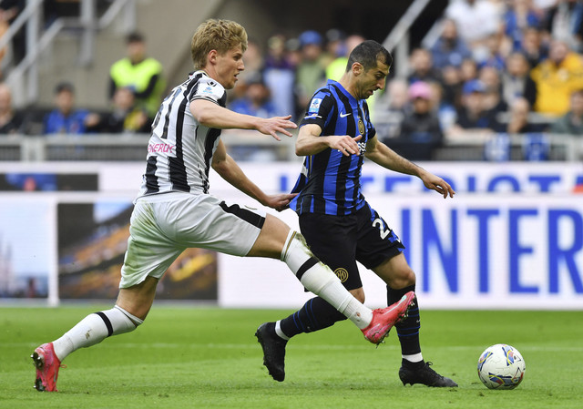 Pemain Inter Milan Henrikh Mkhitaryan beraksi dengan pemain Udinese Thomas Kristensen pada pertandingan Liga Italia antara Inter Milan vs Udinese di San Siro, Milan, Italia, Minggu (30/3/2025). Foto: Jennifer Lorenzini/REUTERS