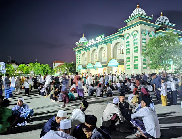 Foto pada saat berbuka bersama Malem Songolikuran (Doc/Masjid Al-Abror)