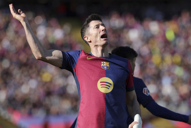 Pemain Barcelona Robert Lewandowski berselebrasi usai mencetak gol ke gawang Girona FC saat pertandingan Liga Spanyol di Estadio Olimpic Lluis Companys, Barcelona, Spanyol, Minggu (30/3/2025). Foto: Lluis Gene/AFP