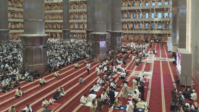 Umat Muslim bersiap melaksanakan Salat Idul Fitri 1446 Hijriah di Masjid Istiqlal, Jakarta, Senin (31/3/2025). Foto: Luthfi Humam/kumparan