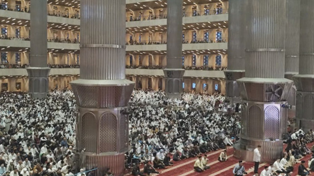 Umat Muslim bersiap melaksanakan Salat Idul Fitri 1446 Hijriah di Masjid Istiqlal, Jakarta, Senin (31/3/2025). Foto: Luthfi Humam/kumparan