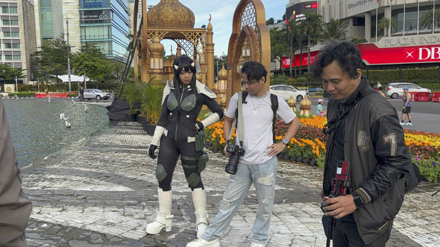 Cosplayer berpose untuk difoto saat hari pertama Idul Fitri 1446 Hijriah di kawasan Bundaran HI, Jakarta, Senin (31/3/2025). Foto: Abid Raihan/kumparan
