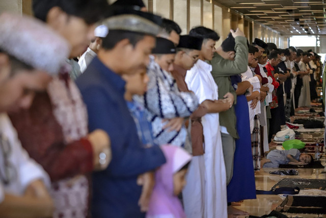 Umat Muslim melaksanakan Salat Idul Fitri 1446 Hijriah di Masjid Istiqlal, Jakarta, Senin (31/3/2025). Foto: Jamal Ramadhan/kumparan