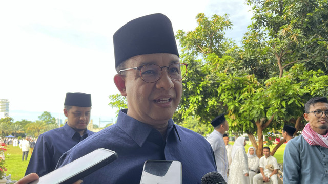 Mantan Gubernur DKI Jakarta Anies Baswedan menjawab pertanyaan wartawan usai melaksanakan Salat Idul Fitri di Masjid Agung Al-Azhar, Senin (31/3/2025). Foto: Alya Zahra/kumparan 