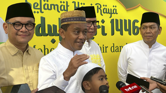 Ketua Umum Partai Golkar Bahlil Lahadalia menjawab pertanyaan wartawan di DPP Golkar, Slipi, Jakarta Barat, Senin (31/3/2025).  Foto: Rayyan Farhansyah/kumparan