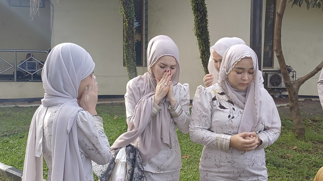 Penyanyi sekaligus aktris Ayu Ting Ting dan keluarganya menjalani Shalat Ied pada momen Lebaran Idul Fitri di Depok, Jawa Barat, Senin (31/3/2025). Foto: Vincentius Mario/kumparan