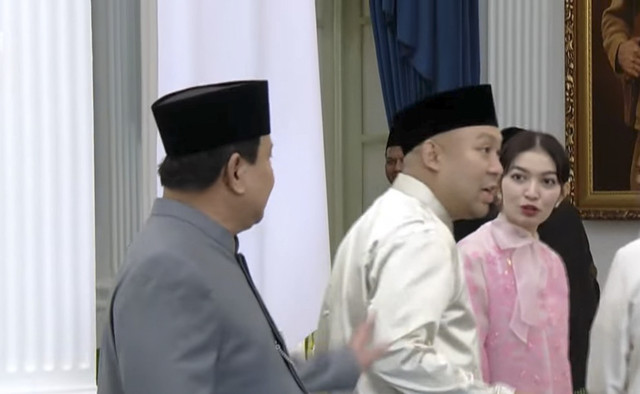 Presiden Prabowo Subianto bersama anaknya Didiet Prabowo menyambut para tamu yang hadir saat Open House Idul Fitri 1446 Hijriah di Istana Merdeka, Jakarta, Senin (31/3/2025). Foto: Youtube/Sekretariat Presiden