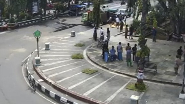 Petugas menangani pohon tumbang di Alun-alun Pemalang. Foto: Dok. CCTV Diskominfo Pemalang