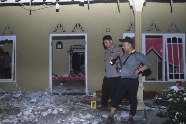 Kondisi rumah yang terkena ledakan petasan di Desa Sidorejo, Kecamatan Ponggok, Kabupaten Blitar, Jawa Timur. Ledakan itu mengkibatkan empat orang luka dan rumah rusak. Foto: ANTARA/ HO-Polres Blitar Kota