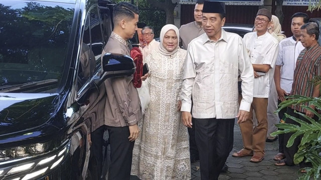 Presiden ke-7 Joko Widodo (Jokowi) Salat Idul Fitri bersama ribuan warga kampung di halaman gedung Graha Sabha di Jalan Letjen Suprapto, Kelurahan Sumber Kota Solo, Senin (31/3/2025). Foto: kumparan