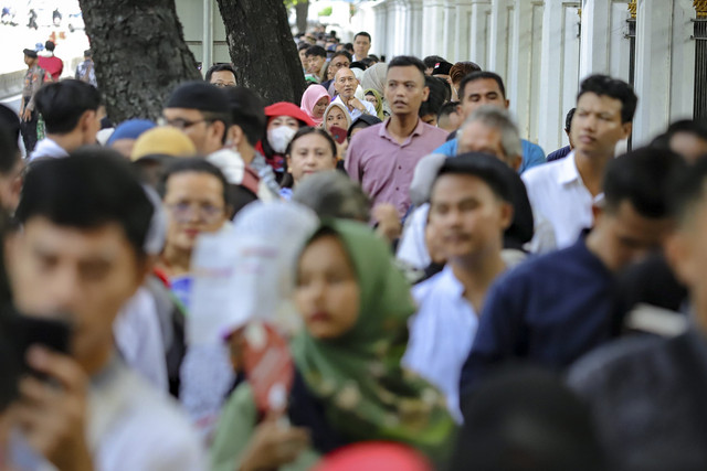 Sejumlah warga antre saat open House Prabowo Subianto di Istana Negara, Jakarta, Senin (31/3/2025). Foto: Jamal Ramadhan/kumparan