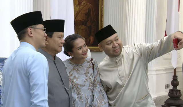 Presiden Prabowo Subianto bersama anaknya Didiet Prabowo berswafoto dengan Menteri Luar Negeri Sugiono saat Open House di Istana Merdeka, Jakarta, Senin (31/3/2025). Foto: Youtube/Sekretariat Presiden