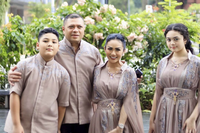Krisdayanti Lebaran bersama Keluarga di Singapura. Foto: Instagram/ @krisdayantilemos