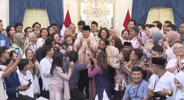 Momen Presiden Prabowo Subianto diajari Velocity oleh awak media. Foto: Youtube/Sekretariat Presiden