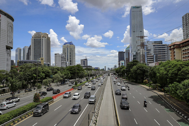 Suasana lalu lintas di sejumlah ruas jalan raya di Bundaran HI, Jalan MH Thamrin pada hari Lebaran 1446 H, Senin (31/3/2025). Foto: Jamal Ramadhan/kumparan