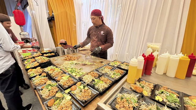 Menu makanan saat Open House Menteri ESDM Bahlil Lahadalia, Senin (31/3/2025). Foto: Ave Airiza Gunanto/kumparan