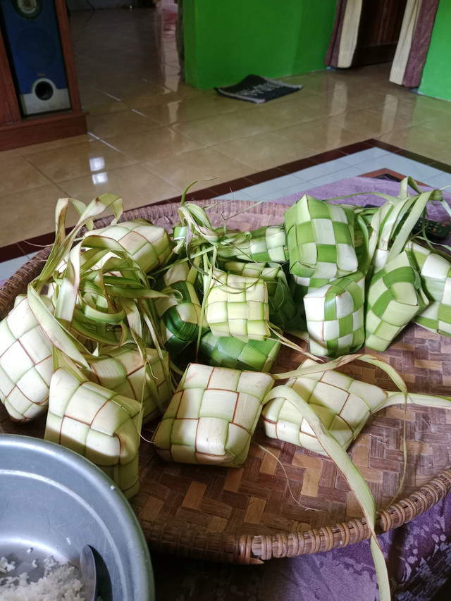 Pemrosesan pembuatan ketupat, mentradisi berketurunan yang menghangati bersuasana Ramadan, Banyumas, Minggu (30/3/2025) .Foto: Muthia Ananda/kumparan