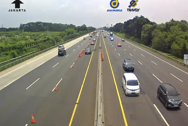 Arus lalu lintas di Tol Jakarta-Cikampek pada Senin (31/3) siang. Foto: Dok. CCTV Jasa Marga