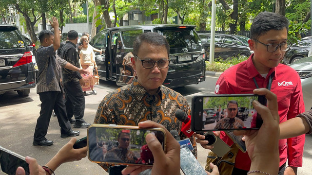 Ahmad Basarah Juru Bicara PDIP usai halal bihalal di kediaman Megawati, Senin (31/3/2025).  Foto: Rayyan Farhansyah/kumparan