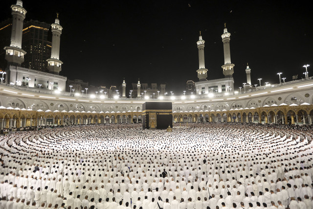 Salat subuh di Masjidil Haram pada Minggu (30/3/2025) menandai berakhirnya Ramadan 2025. Saat ini Saudi bersiap menyambut tamu Allah lainnya: jemaah haji. Foto: Abdel Ghani Bashir/AFP