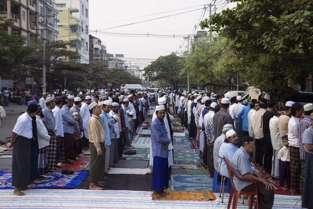 Umat Muslim melaksanakan salat subuh untuk memulai perayaan Idul Fitri, yang menandai berakhirnya bulan puasa Ramadan di sebuah jalan dekat masjid yang hancur di Mandalay, Myanmar, Senin (31/3/2025). Foto: Sai Aung Main/AFP