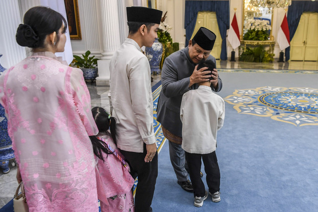 Presiden Prabowo Subianto (kanan) menyapa Wakil Presiden Gibran Rakabuming Raka (kedua kiri) bersama keluarga saat menghadiri Gelar Griya di Istana Kepresidenan, Jakarta, Senin (31/3/2025). Foto: Galih Pradipta/ANTARA FOTO