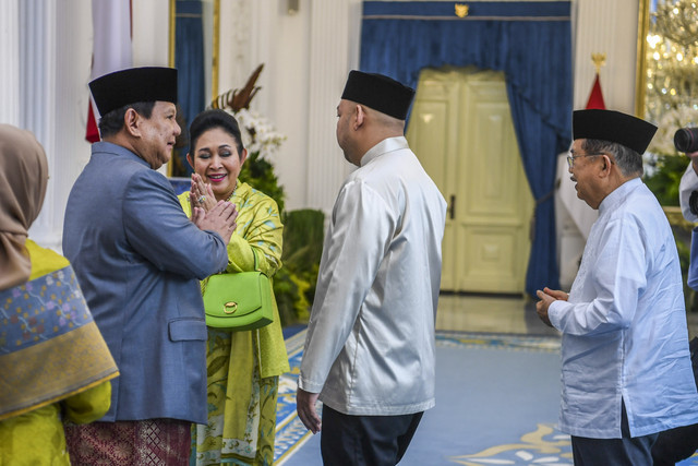 Presiden Prabowo Subianto didampingi putranya Didit Hediprasetyo berbincang dengan Wakil Presiden ke-10 dan ke-12 Jusuf Kalla dan Titiek Soeharto saat menghadiri Gelar Griya di Istana Kepresidenan, Jakarta, Senin (31/3/2025). Foto: Galih Pradipta/ANTARA FOTO