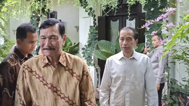 Luhut Binsar Pandjaitan bersilaturahmi ke kediaman pribadi Jokowi di Solo. Foto: kumparan