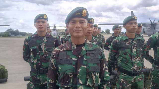 Letda Infanteri Lutfi Firdiansyah dari batalyon infanteri 305 Kostrad yang berangkat untuk misi kemanusiaan di Myanmar, Lanud Halim Perdanakusuma, Jaktim, Senin (31/3/2025).  Foto: Thomas Bosco/kumparan