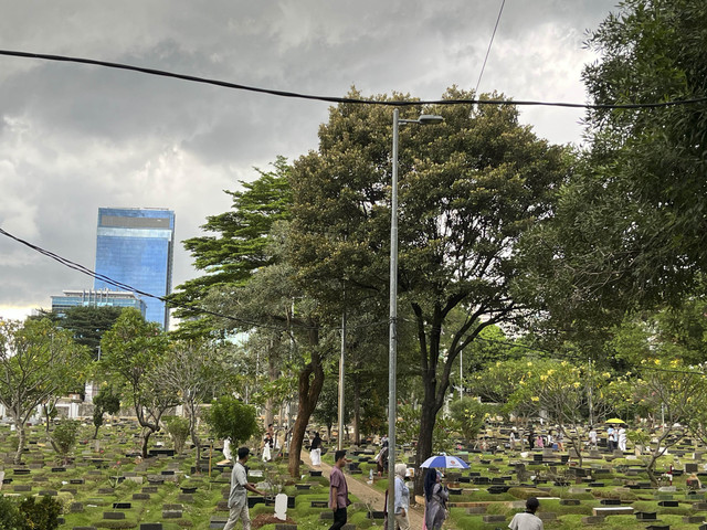 Suasana mendung di sekitar area Makam Karet Bivak tidak menyurutkan para peziarah untuk terus berdatangan, Senin (31/3/2025). Foto: Alya Zahra/kumparan 