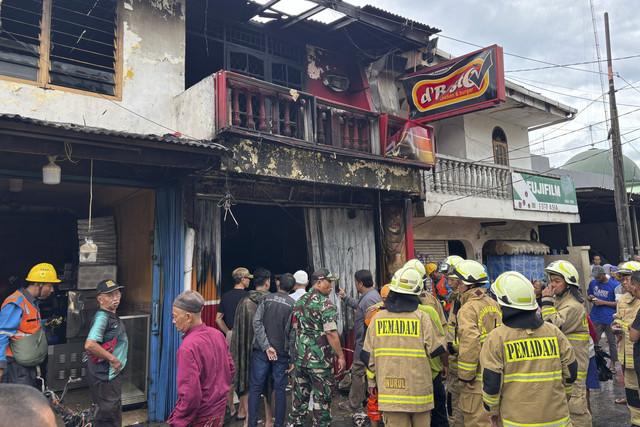 Kebakaran di sebuah kedai ayam goreng cepat saji, di Jalan Barkah I, Manggarai, Jakarta Selatan pada Sabtu (31/3/2025). Foto: Abid Raihan/kumparan