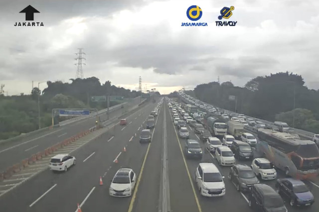 Kepadatan arus lalu lintas terjadi di Tol Jakarta-Cikampek pada Senin (31/3/2025). Foto: Dok. CCTV Jasa Marga