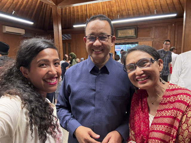 Rali Galea beserta sang anak Azalea berswafoto bersama dengan Anies Baswedan saat momen Open House di Padepo, Jakarta Selatan, Senin (31/3/2025). Foto: Dok. Azalea