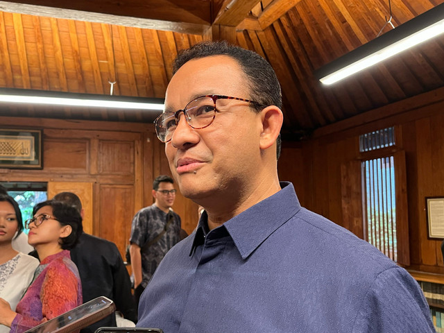 Gubernur Jakarta periode 2017-2022 Anies Baswedan menjawab peryanyaan wartawan di Padepo, Lebak Bulus, Jakarta Selatan, Senin (31/3/2025). Foto: Alya Zahra/kumparan 